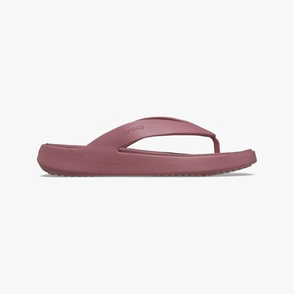 Klapki damskie Crocs Getaway Flip. Czerwone klapki Crocs, bez wzorów, sportowe, bez obcasa, bez zapięcia. Za 167.00 zł.