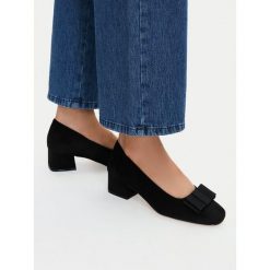 Czółenka JENNY. Czarne czółenka Jenny, bez wzorów, bez obcasa, bez zapięcia. Za 129.99 zł.