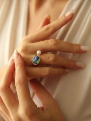 Pierres delicates Pozłacany pierścionek z perłą i masą perłową rozmiar: onesize. Niebieskie pierścionki Pierres delicates, z perłą, pozłacane. Za 39.99 zł.