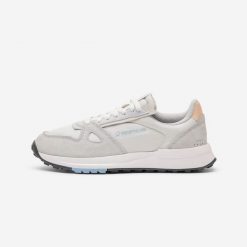 Buty sportowe damskie Decathlon RR70. Białe buty sportowe lifestyle Decathlon, bez wzorów, z gumy, bez zapięcia, trekkingowe. Za 179.99 zł.