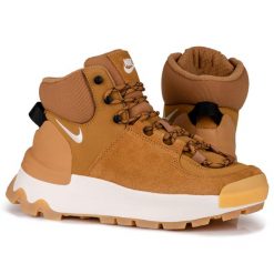 Buty damskie sportowe Nike CITY CLASSIC. Białe buty sportowe lifestyle Nike, bez wzorów, bez zapięcia, trekkingowe. W wyprzedaży za 399.00 zł.