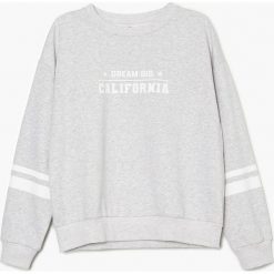 Szara bluza z nadrukami - Jasny szary. Szare bluzy Cropp, l, bez wzorów, z bawełny, bez kaptura. W wyprzedaży za 39.99 zł.