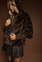 Brązowa Kurtka Futrzana o Kroju Oversize z Kapturem i Rękawami 3/4 Titene. Brązowe kurtki Renee, na zimę, m, bez wzorów, z futra, eleganckie, z kapturem. Za 319.99 zł.