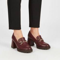 Półbuty damskie Armodo, cholewka ze skóry naturalnej o gładkim wykończeniu z metalową ozdobą na podbiciu i zaokrąglonym noskiem, bordowe, 1511. Czerwone półbuty wsuwane Armodo, z aplikacjami, ze skóry, bez obcasa. Za 469.00 zł.