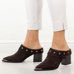 Brązowe skórzane klapki damskie na obcasie mule DiA 3059. Brązowe klapki DiA, bez wzorów, z jeansu, eleganckie, bez obcasa, na obcasie, bez zapięcia. W wyprzedaży za 368.72 zł.