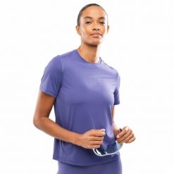 Damska koszulka do biegania z krótkim rękawem Fitness Siroko Singapore Blue. Niebieskie t-shirty sportowe SIROKO, bez wzorów, z materiału, bez ramiączek, do biegania. Za 147.00 zł.