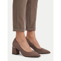 Czółenka JENNY. Szare czółenka Jenny, bez wzorów, bez obcasa, bez zapięcia. Za 129.99 zł.