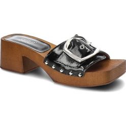 Czarne Klapki Simen Modne Buty Na Lato. Czarne klapki Simen, bez wzorów, bez obcasa, na obcasie, bez zapięcia. Za 279.00 zł.