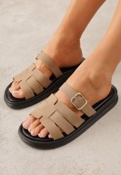 Ciemnobeżowe Klapki z Przekładanymi Paskami i Regulacją z Klamrą Celilye. Brązowe klapki Renee, bez wzorów, z koronki, boho, bez obcasa, na płaskiej podeszwie, bez zapięcia. Za 79.99 zł.