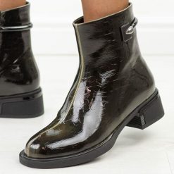 Czarne skórzane botki damskie T.Sokolski 508. Czarne botki Sokolski, bez wzorów, z dzianiny, eleganckie, z okrągłym noskiem, bez obcasa, na obcasie, bez zapięcia. Za 329.00 zł.