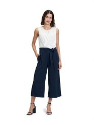BETTY & CO Kombinezon w kolorze biało-granatowym rozmiar: 40. Białe kombinezony Betty & Co, bez wzorów, bez kołnierzyka, bez ramiączek. Za 124.95 zł.