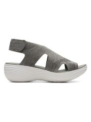 Clarks Sandały w kolorze szarym na koturnie rozmiar: 37,5. Szare sandały Clarks, bez wzorów, z otwartym noskiem, bez obcasa, na koturnie, bez zapięcia. Za 99.80 zł.