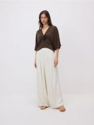 Bluzka kimono z modalem - brązowy. Brązowe bluzki Reserved, l, bez wzorów, z dzianiny, bez kołnierzyka, bez ramiączek. Za 99.99 zł.