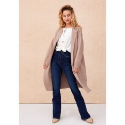 Płaszcz Damski Krash BS Latte. Brązowe płaszcze blue shadow, plus size, bez wzorów, z elastanu, bez kaptura. Za 399.90 zł.