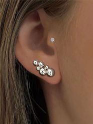 Les Favorites Srebrne kolczyki-wkrętki rozmiar: onesize. Szare kolczyki Les Favorites, srebrne. Za 130.99 zł.