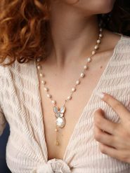 Pierres delicates Naszyjnik w kolorze białym z perłami i zawieszką - dł. 50 cm rozmiar: onesize. Białe naszyjniki Pierres delicates, z materiału, z perłą, z mosiądzu. Za 152.99 zł.