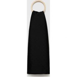 Guess szal damski kolor czarny gładki. Czarne szaliki i kominy Guess, z aplikacjami, z tkaniny. Za 349.99 zł.