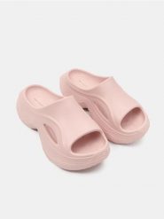 Piankowe klapki na platformie - różowy. Czerwone klapki Sinsay, bez wzorów, bez obcasa, na platformie, bez zapięcia. Za 39.99 zł.