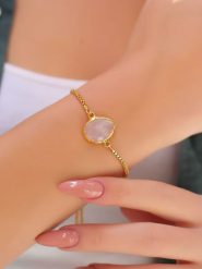 L'Atelier de Gaia Pozłacana bransoletka z elementami ozdobnymi rozmiar: onesize. Różowe bransoletki L'Atelier de Gaia, z kwarcem, pozłacane. Za 39.99 zł.