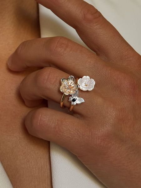 Les Petites Précieuses Pozłacany pierścionek z cyrkoniami i masą perłową rozmiar: 54. Białe pierścionki Les Petites Précieuses, z cyrkonią, pozłacane. Za 126.99 zł.