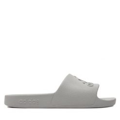 Klapki adidas. Szare klapki adidas, bez wzorów, sportowe, bez obcasa, bez zapięcia. Za 119.99 zł.