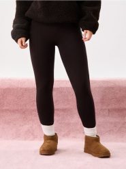 Legginsy z futerkowym ociepleniem w środku - brązowy. Brązowe legginsy Sinsay, bez wzorów. Za 39.99 zł.