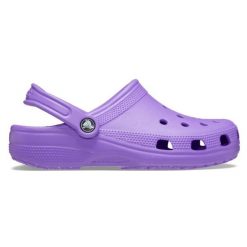 Klapki Crocs Classic Clog 10001-5AJ fioletowe. Fioletowe klapki bez wzorów, z materiału, sportowe, bez obcasa, bez zapięcia. Za 345.55 zł.