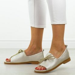 Perłowe Polskie sandały damskie Suzana Mal. Brązowe sandały Suzana, z aplikacjami, ze skóry, eleganckie, bez obcasa, na płaskiej podeszwie, bez zapięcia. W wyprzedaży za 197.10 zł.