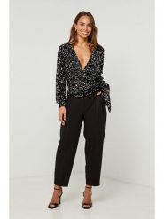 L'armoire de Suzette Bluzka w kolorze czarnym rozmiar: 38/40. Czarne bluzki L'armoire de Suzette, l, bez wzorów, klasyczne, bez kołnierzyka, bez ramiączek. Za 82.99 zł.