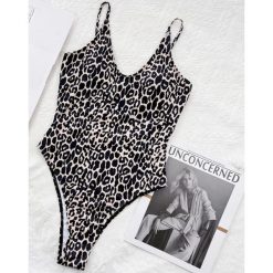 Strój kąpielowy wiązany z wzorem w leoparda Kisha. Stroje jednoczęściowe Intica, bez wzorów, z tkaniny, wakacyjne. Za 149.00 zł.