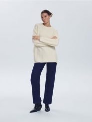 Sweter oversize z warkoczowym splotem - kremowy. Białe swetry Reserved, l, bez wzorów, z dzianiny, bez ramiączek. Za 159.99 zł.