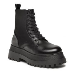 Trapery DeeZee. Czarne traperki DeeZee, bez wzorów, bez obcasa, bez zapięcia. Za 199.99 zł.