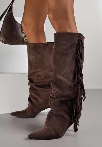 Brązowe Kozaki z Imitacji Zamszu na Szpilce z Marszczoną Cholewką z Frędzlami Linotris. Brązowe kozaki Renee, bez wzorów, z jeansu, bez obcasa, na obcasie, bez zapięcia. Za 199.99 zł.