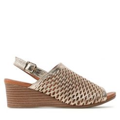 Sandały Piazza. Żółte sandały Piazza, bez wzorów, bez obcasa, na koturnie, bez zapięcia. Za 399.99 zł.