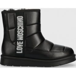 Love Moschino śniegowce kolor czarny. Czarne śniegowce Love Moschino, bez wzorów, z gumy, bez zapięcia. W wyprzedaży za 649.99 zł.
