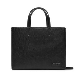 Torebka Calvin Klein Jeans. Czarne shopper bag Calvin Klein Jeans, bez wzorów, z jeansu, bez dodatków. Za 309.99 zł.