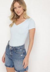 Jasnoniebieski T-shirt z Wiskozą o Dopasowanym Kroju z Dekoltem w Serek Folarisse. Niebieskie t-shirty Born2be, l, bez wzorów, z jeansu, bez kołnierzyka, bez ramiączek. W wyprzedaży za 67.99 zł.
