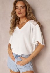 Biała Bluzka z Koronkowymi Wstawkami na Ramionach Sufia. Białe bluzki Renee, plus size, bez wzorów, z koronki, bez kołnierzyka, plus size, bez ramiączek. W wyprzedaży za 55.99 zł.