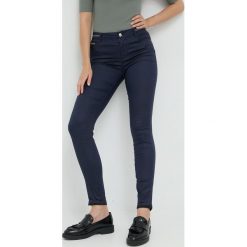 Morgan spodnie damskie kolor granatowy dopasowane high waist. Niebieskie spodnie materiałowe Morgan, bez wzorów, z bawełny, z obniżonym stanem. W wyprzedaży za 189.99 zł.