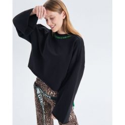 Krótka bluza z szerokimi rękawami - Czarny. Bluzy Cropp. W wyprzedaży za 19.99 zł.
