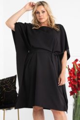 Sukienka wieczorowa wiązana oversize ROLANDA czarna. Czarne sukienki KARKO, na co dzień, m, bez wzorów, z elastanu, eleganckie, bez kołnierzyka, plus size, bez ramiączek, midi, kopertowe. Za 295.50 zł.