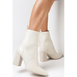 Beżowe Botki Jilleane. Brązowe botki Born2be, bez wzorów, prążkowane, eleganckie, ze szpiczastym noskiem, bez obcasa, na obcasie, bez zapięcia. Za 79.99 zł.