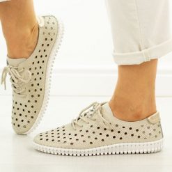 Beżowe ażurowe skórzane półbuty damskie Cambell 87320. Brązowe półbuty wsuwane Cambell, na lato, w ażurowe wzory, z jeansu, casualowe, z okrągłym noskiem, bez obcasa, na płaskiej podeszwie. W wyprzedaży za 169.15 zł.