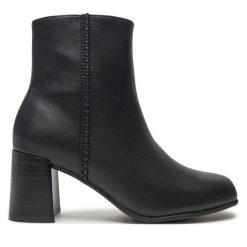 Botki Clarks. Czarne botki Clarks, bez wzorów, bez obcasa, na słupku, bez zapięcia. Za 319.99 zł.