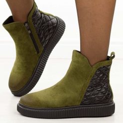 Zielone zamszwe botki damskie Potocki 19365. Zielone botki POTOCKI, bez wzorów, z dzianiny, eleganckie, z okrągłym noskiem, bez obcasa, na płaskiej podeszwie, bez zapięcia. W wyprzedaży za 148.85 zł.