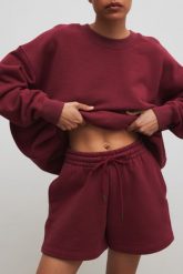 Krótkie spodenki ze sznurkiem w kolorze BURGUNDY - PROSPER-L. Czerwone szorty Marsala, bez wzorów, z bawełny, klasyczne. Za 299.90 zł.