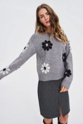 Sweter w kwiaty szary. Szare swetry MOODO, l, bez wzorów, z poliamidu, bez ramiączek. Za 159.99 zł.