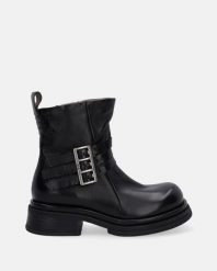 CZARNE BOTKI Z KLAMRAMI B49201 NERO. Czarne botki Venezia, bez wzorów, ze skóry, bez obcasa, bez zapięcia. Za 879.00 zł.