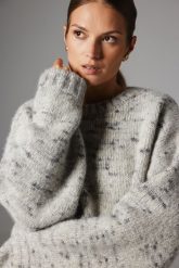WEŁNIANY SWETER PETRA SZARY One size - Flawless. Szare swetry Flawless, bez wzorów, z wełny, klasyczne, bez ramiączek. Za 799.00 zł.