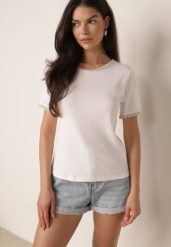 Biały Minimalistyczny T-shirt z Bawełny Zdobiony Warkoczowymi Lamówkami Thessele. Białe t-shirty Born2be, m, z aplikacjami, z bawełny, casualowe, bez kołnierzyka, bez ramiączek. Za 49.99 zł.